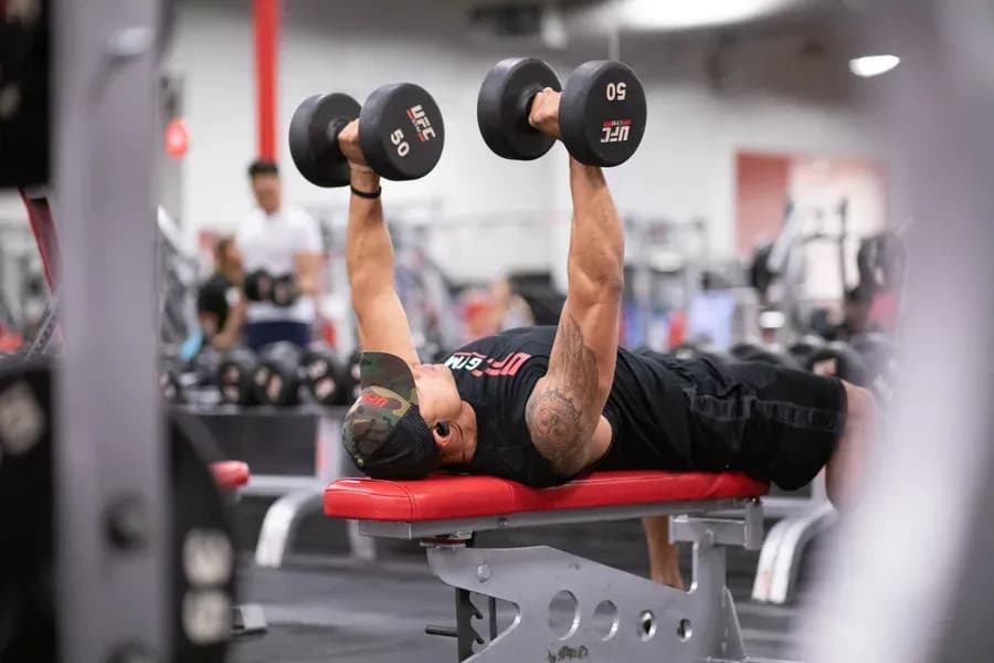 Plateau de musculation d'un club UFC GYM