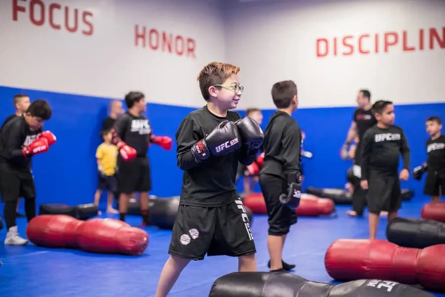 Cours de combat pour enfants dans une salle UFC GYM